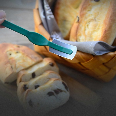 Резак с пластиковой ручкой с защитным колпачком для пекарей  1шт Cutter 1